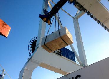 Proceso de carga en barco de bloques de granito Crema Julia