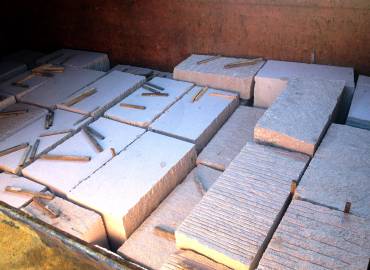 Bloques de Rosa Porriño cargados en el barco