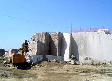 Perforation in front of granite Rosa Porriño